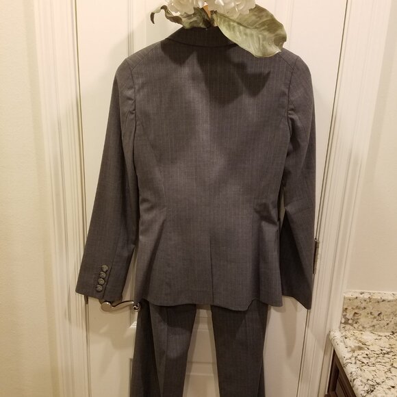 Banana Republic ladies pant suit in size 0 with a blazer in size 2. - Picture 2 of 7